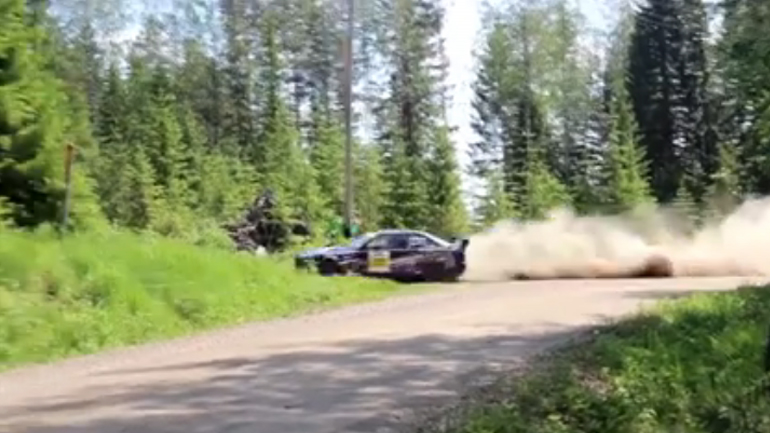 Έχασε τη στροφή και μπήκε στο δάσος Έχασε τη στροφή και μπήκε στο δάσος